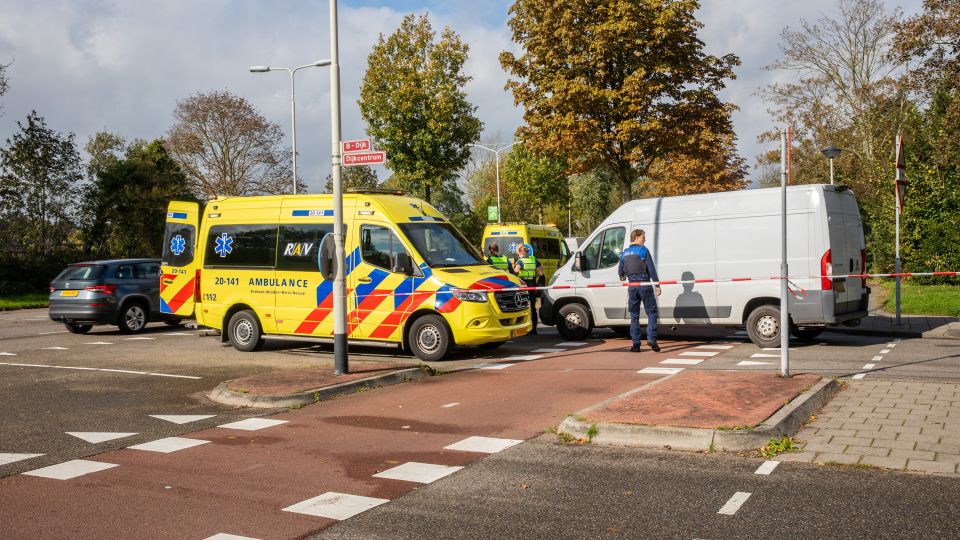Fietser zwaargewond na botsing met bedrijfswagen in Roosendaal