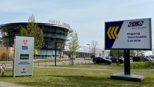 Toegangsbord bij Breda Airport met de tekst Ingang Vaccinatie Locatie