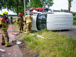 Ongeval op Bovendonksestraat in Hoeven: bestelbus belandt op zijkant