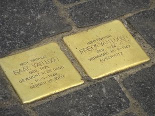 Stolpersteine voor Isaäc en Frieda van Loon in Bergen op Zoom: &#8216;Zodat hun namen niet vergeten worden&#8217;