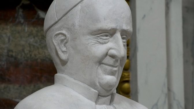 Borstbeeld van Paus Franciscus