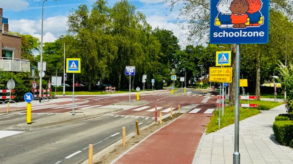 De flink gerenoveerde Molensingel in Wouw, die nu een 30 km zone is.