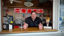Matthew Natterer (44) uit Portugaal runt al 15 jaar Frietkiosk Het Havenhoofd in Willemstad.