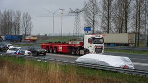 Vrachtwagen verliest asbestzak gevuld met piepschuim op de A16