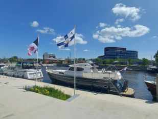 Een plezierjacht heeft aangelegd in de Zwaaikom, de nieuwe haven van Roosendaal