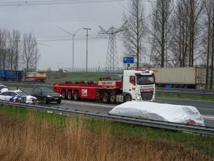 Vrachtwagen verliest asbestzak gevuld met piepschuim op de A16