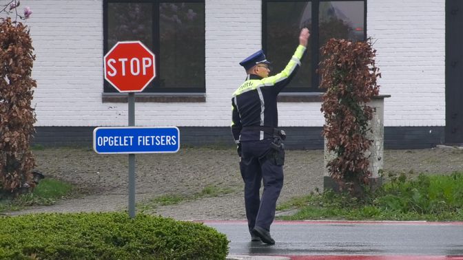 De verkeerspolitie wordt ingezet om de drukte beheersbaar te maken.