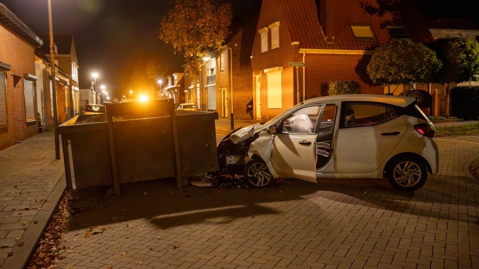 Automobilist gewond na botsing tegen grote afvalcontainer