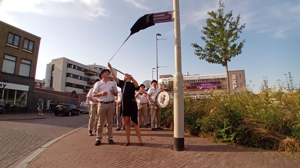 Met de onthulling van De dwarskaai blaast Roosendaal straatnamen uit het verleden nieuw leven in