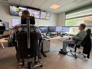 In de controlekamer van Port of Moerdijk wordt alles nauwkeurig gevolgd.
