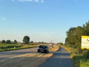 Persoon klimt op Vosmeerse brug, verkeer en scheep&shy;vaart volledig gestremd
