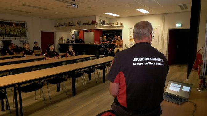 De leerlingen krijgen ook therieles in de brandweerkazerne van Zevenbergen.