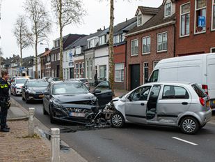 Meerdere voertuigen botsen op Boutershemstraat