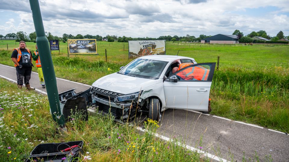 Auto eindigt op fietspad na botsing tegen lantaarnpaal
