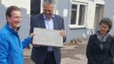 Plaquette eerstesteenlegging terug bij onthuller Leon Plompen