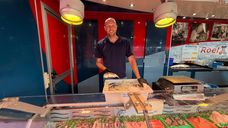Visboer Daniël probeert het hoofd koel te houden tijdens deze warme dagen.
