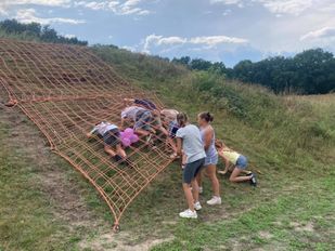 Groepje jongeren tijgert onder net door op stormbaanhelling