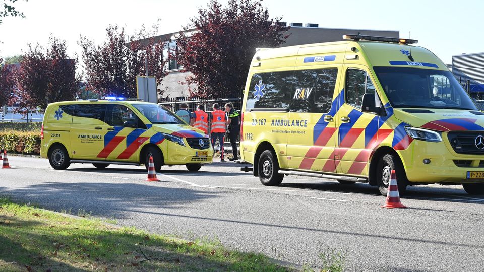 Auto en scooter botsen op elkaar in Etten-Leur, scooterrijder gewond