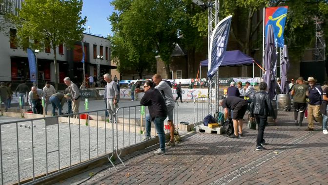 Op het Tongerloplein wordt zaterdag fanatiek gespeeld. 