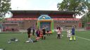 88 voetbalsters trainen in Roosendaal en halen ruim 400 euro op voor goede doel