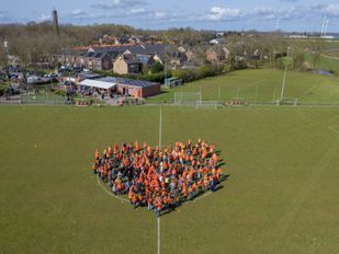 De inwoners van Moerdijk vormden met elkaar een oranje hart.