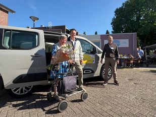 Wethouder Patrick Schouw en Mevrouw Hubregtsen na eerste ANWB-Automaatje rit