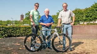 Wethouders Jeffrey van Agtmaal (links) en Lars van der Beek (rechts) en organisator Wil de Jong (midden) tijdens de presentatie van de plannen. | Foto: Jan Krijtenburg