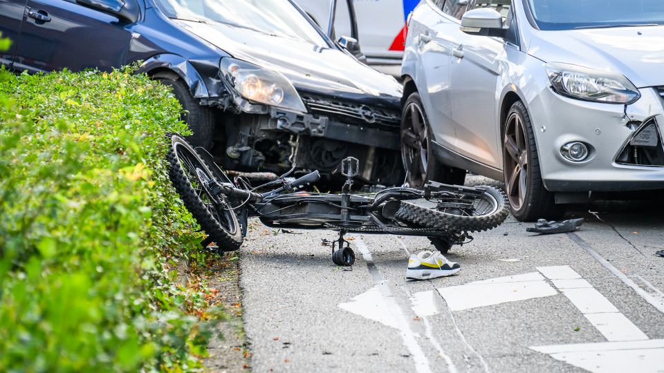 Twee mannen aangehouden na achtervolging, botsingen en opzettelijke aanrijding