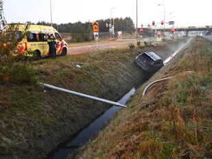Auto in sloot Sprundel