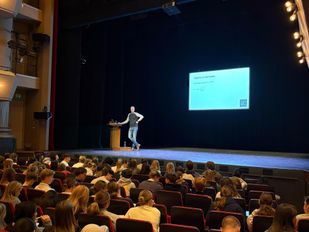 Menno Lagerwey in theater De Maagd