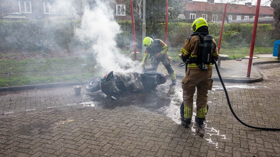 Motor volledig verwoest door brand in Roosendaal