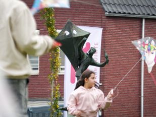Jongen met vlieger moet beweging brengen in Piuspark Gageldonk