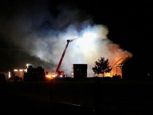 Loods verwoest door hele grote brand in Willemstad