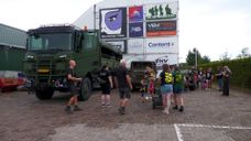 Militaire voertuigen nemen kinderen mee in ontwerp corsowagen buurtschap &#8217;t Stuk