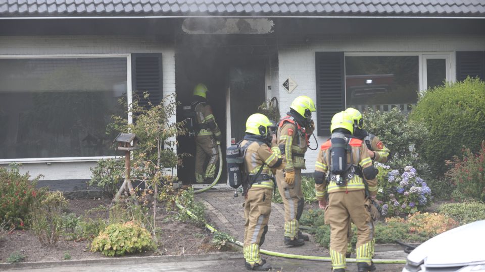 Uitslaande woningbrand in Oudenbosch, bewoners op tijd buiten