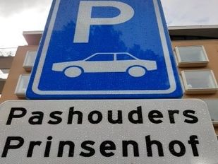 Close-up van blauw verkeersbord met witte letter P en witte auto en daaronder wit bordje met in zwarte letters Pashouders Prinsenhof