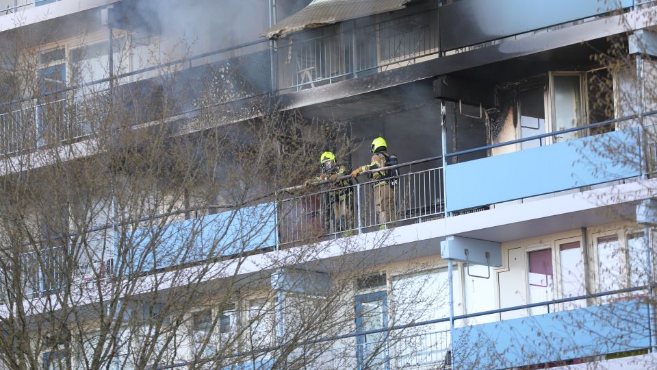 Grote brand in flat in Bergen op Zoom, brandweer in groten getale aanwezig