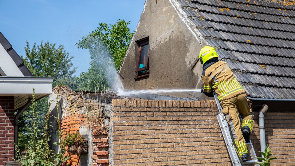 Brand op dak van huis aan Roosendaalsebaan snel onder controle