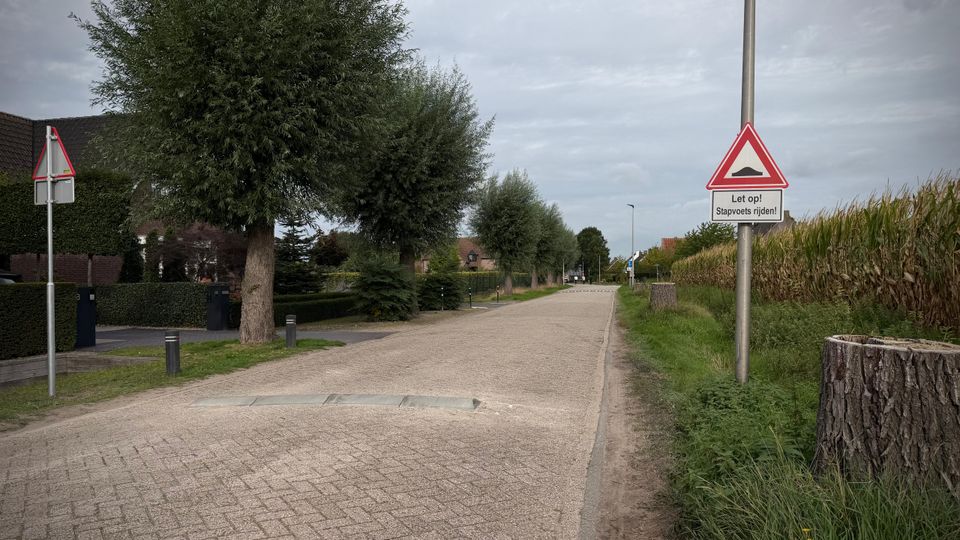 Tijdelijke drempels en Smileyborden op drukke weg door werkzaamheden in Etten-Leur