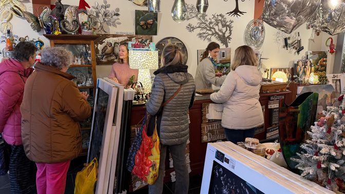 Als de winkel geopend is, staat deze meteen vol met klanten.