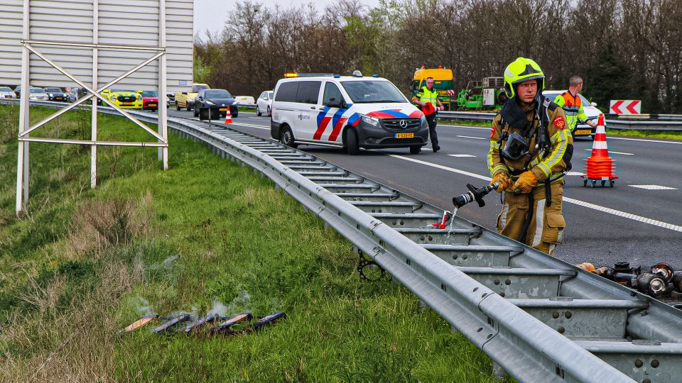 Bestelbus op A4 ontsnapt aan grote schade door alert handelen