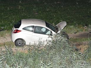 Auto belandt in akker na ongeval bij Stavenisse