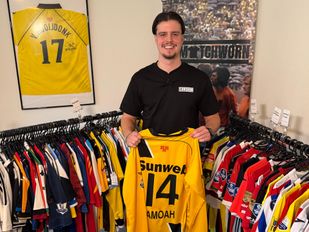 Tijn van Broekhoven spaart en verkoopt voetbalshirts.