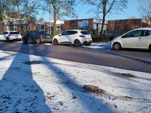 De Kloosterstraat in Wouw waar regelmatig gevaarlijke verkeerssituaties ontstaan
