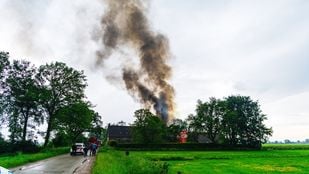 Grote uitslaande brand in woning bij Moerstraten