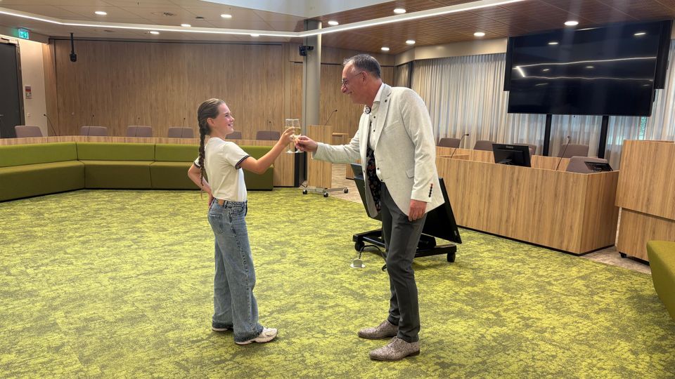 Wethouder René Verwijmeren proost met nieuwe kinderburgemeester Ivy Jane van Doorn (9) (Foto: ZuidWest Update)