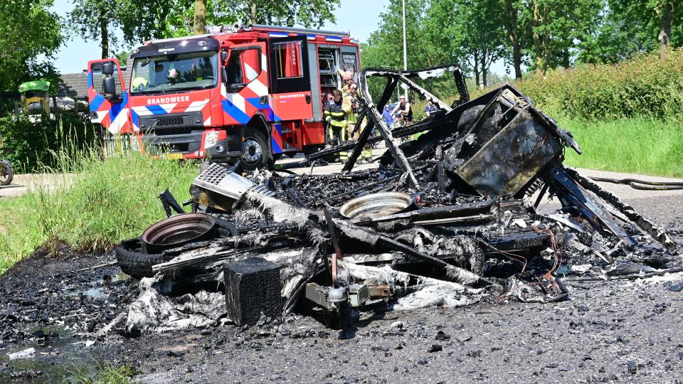 Caravan gaat in vlammen op aan Antwerpseweg in Rijsbergen