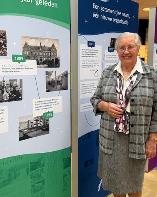 Zuster Ancilla openende de expositie bij Avoord.