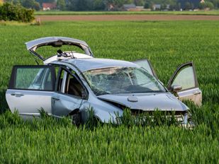 Auto vliegt over de kop en eindigt in tarweveld langs De Langeweg