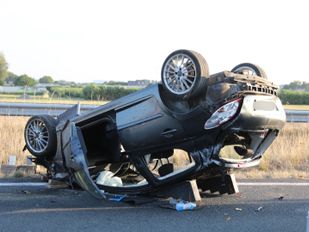 Auto slaat over de kop op A59 bij Fijnaart